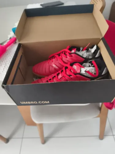 Chuteira futsal da UMBRO tamanho 38 semi-nova usada só uma vez
