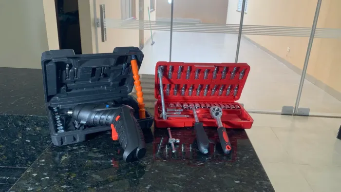 Kit de ferramentas completo com parafusadeira sem fio e jogo de soquetes