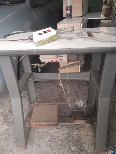 Bancada com motor de máquina de costura