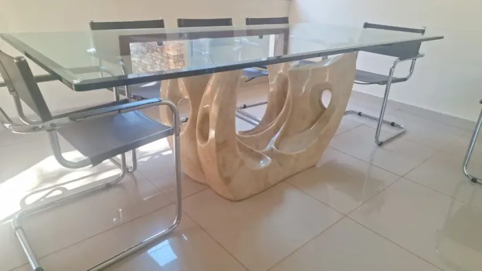 Mesa de reunião / jantar peça de arte única, base de pedra esculpida, tampo em vidro 18mm
