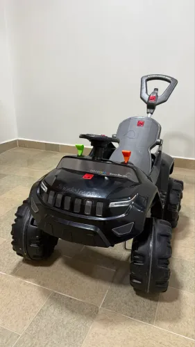 CARRO A PEDAL COM HASTE BANDEIRANTE SUPERJIPE (PRETO)
