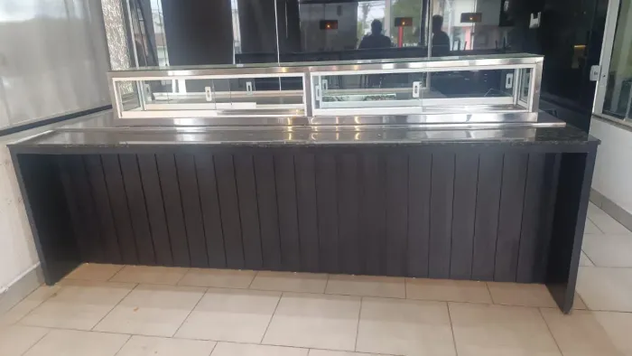 Lindo buffet e balcão refrigerado