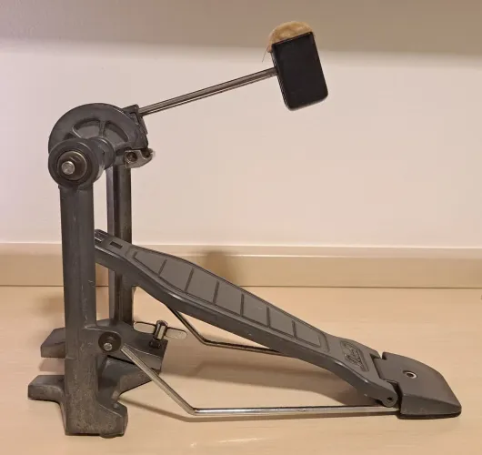 Pedal de bumbo Pearl P-100