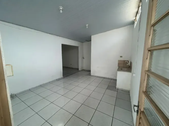 Kitnet com 1 Quarto, Garagem e Quintal Compartilhado Ótima Localização
