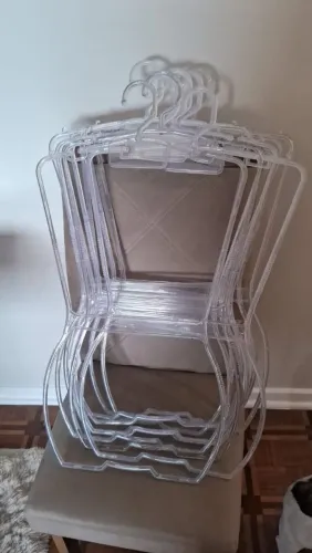 Cabide silhueta em acrílico