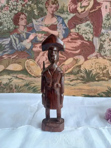 Escultura arte popular Maria Bonita cangaceiro em jacarandá