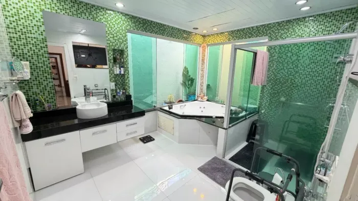 casa plana 3 quartos, em lote inteiro no Letícia - Venda nova