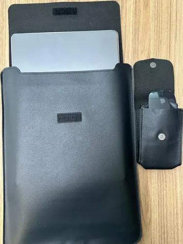 Capa Sleeve Premium para Notebook + Porta AirPods - Couro Sintético   