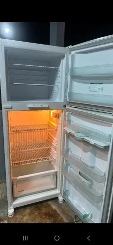 Geladeira Consul, com água na porta.