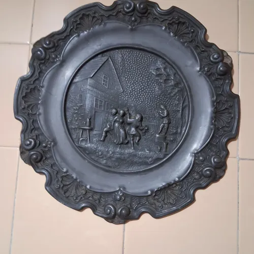 Prato decorativo antigo em estanho..