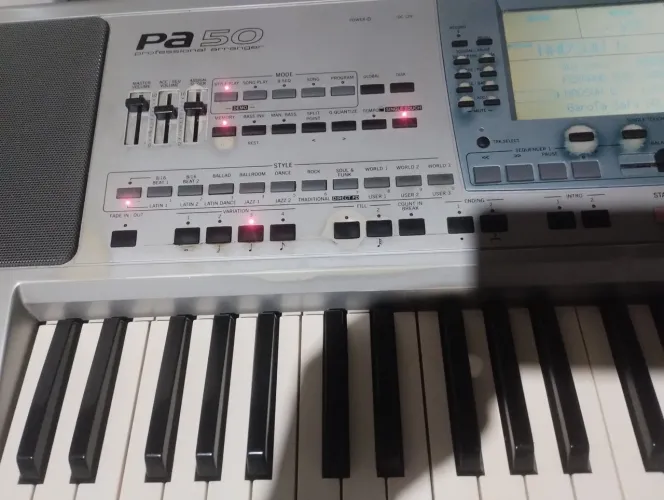 Teclado Korg pa50