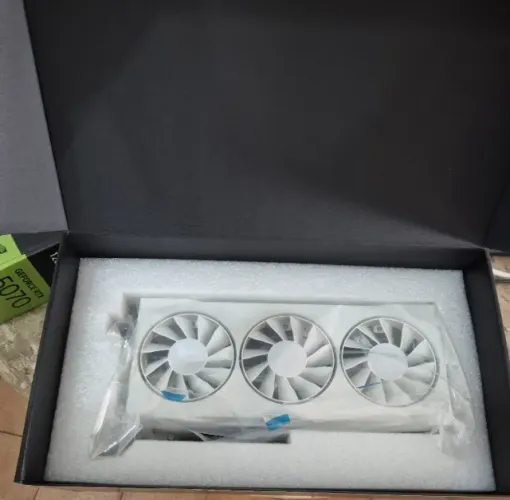 Placa de Video XFX Radeon RX 9060 XT Triple Fan OC White, 16GB, GDDR6