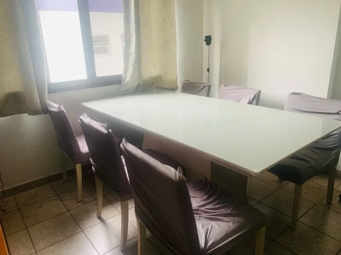 Mesa com grande com 6 cadeiras