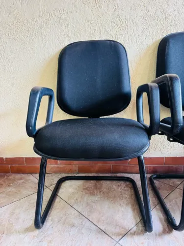 4 Cadeira de Escritório Fixa Diretor (Preta, com Braços) - Excelente Estado