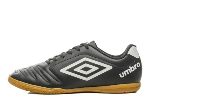 chuteira nº 33 Umbro, nunca usada. Preta