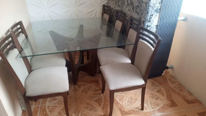 Mesa de madeira com 4 cadeiras