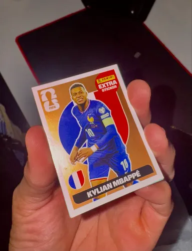 FIGURINHA MBAPPE LEGEND OURO