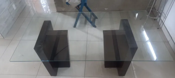 Vendo mesa tampo de vidro 1,60 X 0,85 , pés de madeira, retirada no céu azul.