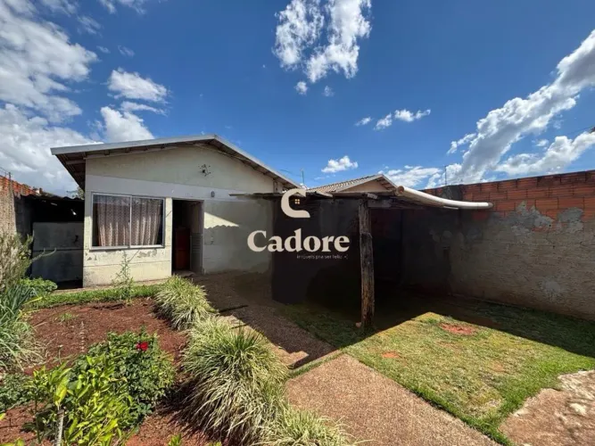 Casa a venda no bairro Pequis com terreno de 200m²