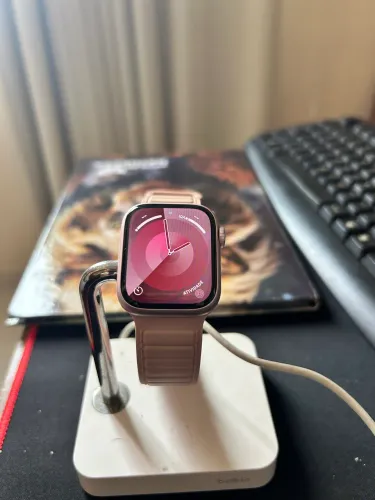 Apple Watch Series 9 45mm Rosa - Perfeito Estado + Carregador de Mesa