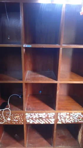 Estante para livros de madeira boa sem muitos detalhes 