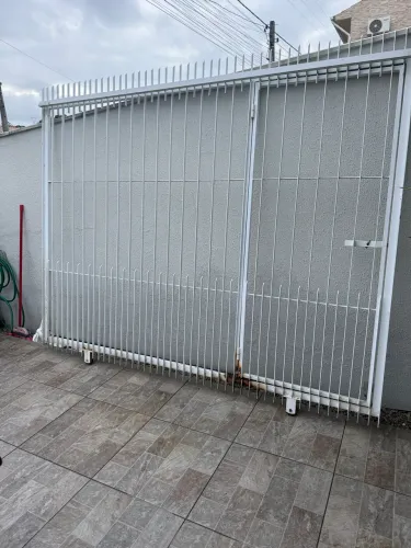 Vendo portão de ferro! Medidas 2.44X 1.97