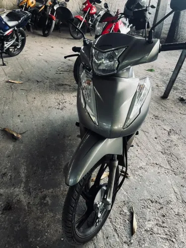 Moto bem conservada só pegar e andar os dois pneus novo IPVA 2024 pago