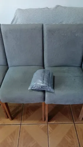 Vende se 4 cadeiras obs. acompanha 4 capas novas