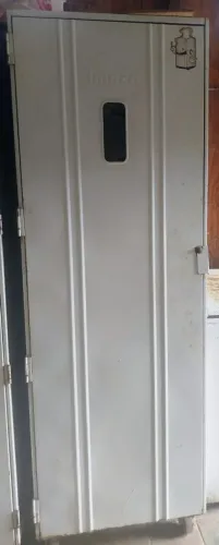 Vende-se armário para armazenar pães