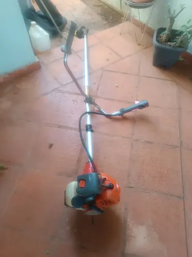 Roçadeira semi nova revisada, marca husqvarna 143r gasolina