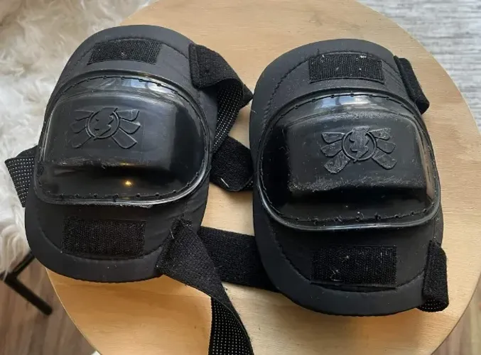 Joelheira protetora com velcro