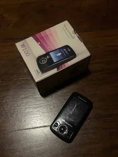 Walkman sony ericsson W100 com carregador preto