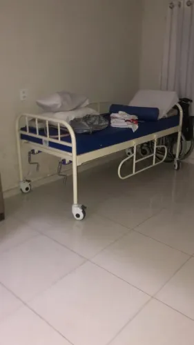 CAMA HOSPITALAR + SUPORTE HOSPITALAR