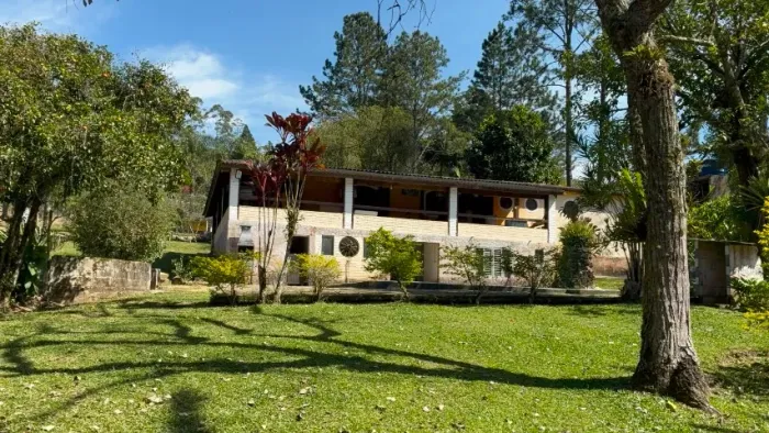 ALUGA-SE CHACARA COM PISCINA EM JUQUITIBA - 4 DOMITÓRIOS - 2 SUITES - AREA 3.000MTS -