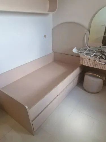 Cama de solteiro femenina