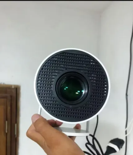 Mini Projetor Portátil HY300 - Cinema em Casa