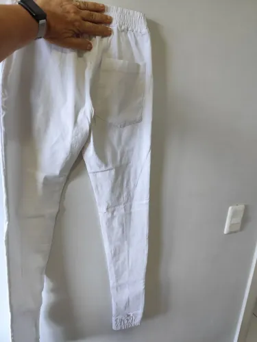 Calça branca com Ly, mod. Bomber, dois bolsos na fte e um atrás, elástico cintura e pé