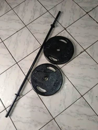 Duas anilhas de 20 kilos e uma barra