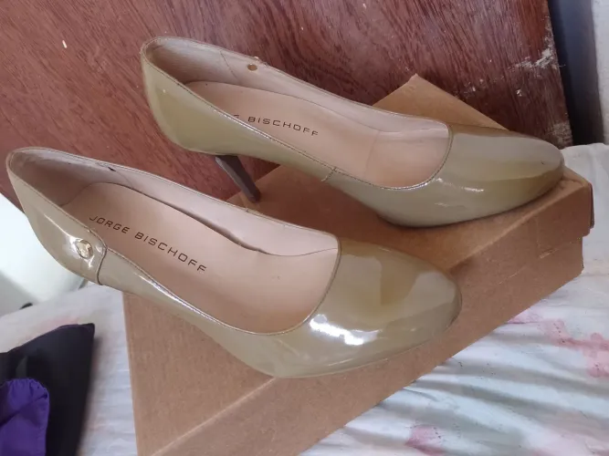Scarpin verniz bico redondo Jorge Bischoff