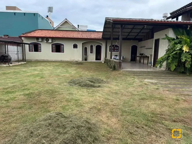 Casa com amplo terreno ao lado da Ressacada - Bairro Carianos - Florianópolis
