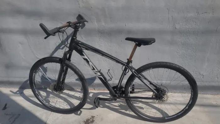 Bicicleta TSW todo em alumínio, com 24 marchas e frios hidráulicos