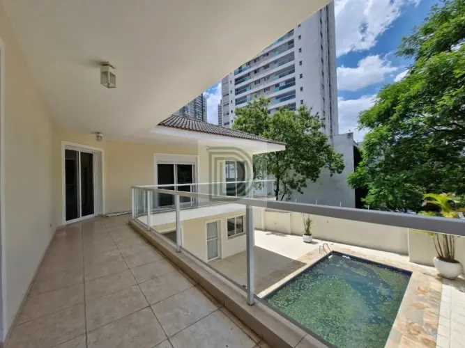 Sobrado de alto padrão com 4 suítes, piscina e 6 vagas - 400 m²