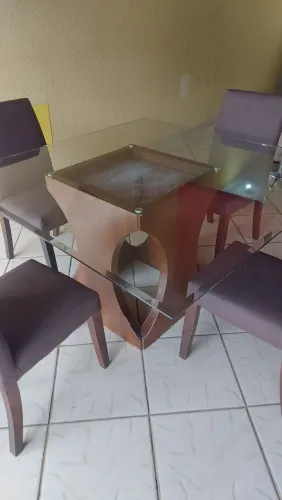 Vendo a mesa de vidro com 4 cadeiras medida 140x140