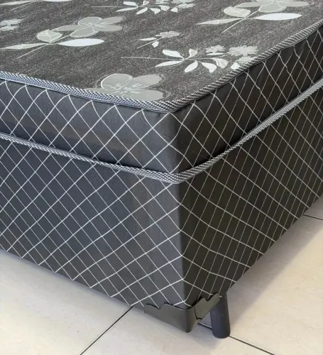 Camas box com colchão conjugado.