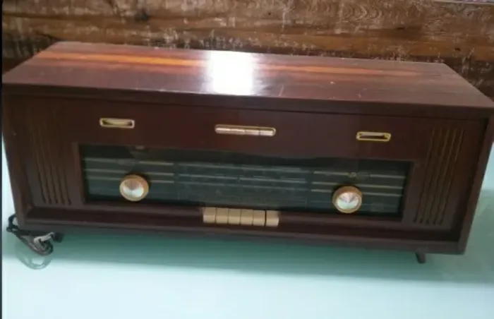 GRANDE RÁDIO ANTIGO, VALVULADO, MARCA PHILIPS DO BRASIL S/A.