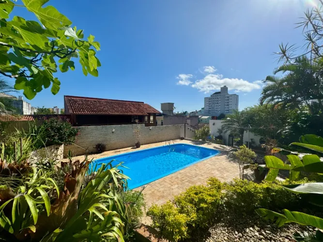 Casa com piscina e 4 dormitórios, sendo 1 suíte no bairro Capoeiras - Florianópolis