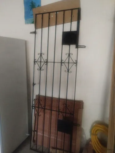 Vendo portão de ferro 2,10 MT.de altura,c/0,69 cm.largura,pintado,c/ trincos longos .