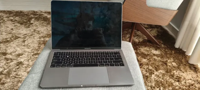 MacBook Pro 13" (Ano) - COM DEFEITO (Liga às vezes) / Para Conserto ou Retirada de Peças