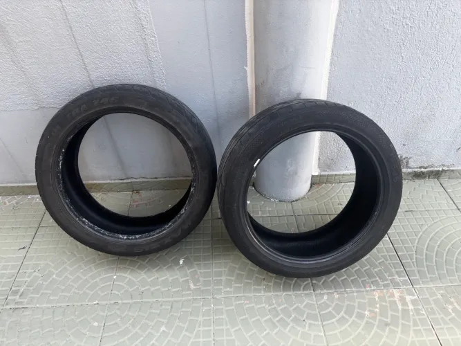 Dois pneus 245/45 R20 runflat 