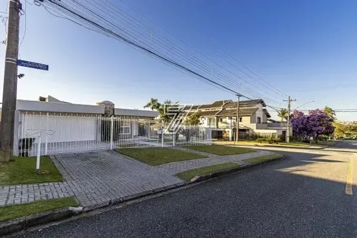 Casa a venda Bacacheri com 235 m2 com 3 quartos 2 vagas garagem
